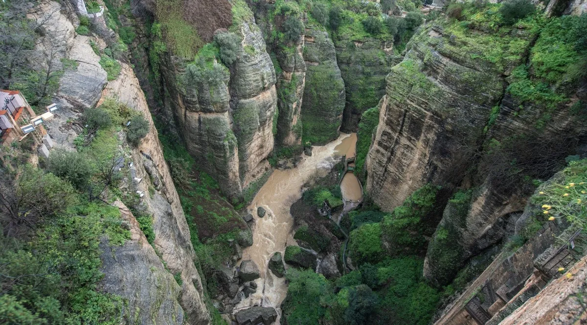 The Tajo gorge in Ronda seen from above, with the río Guadalevín running between green rock walls