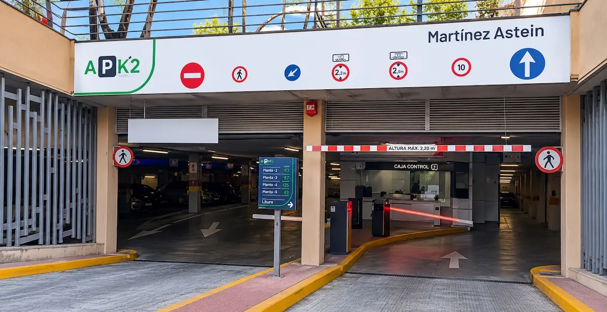 Entrance of the Martínez Astein underground car park in Ronda, with its 2.20 m height barrier